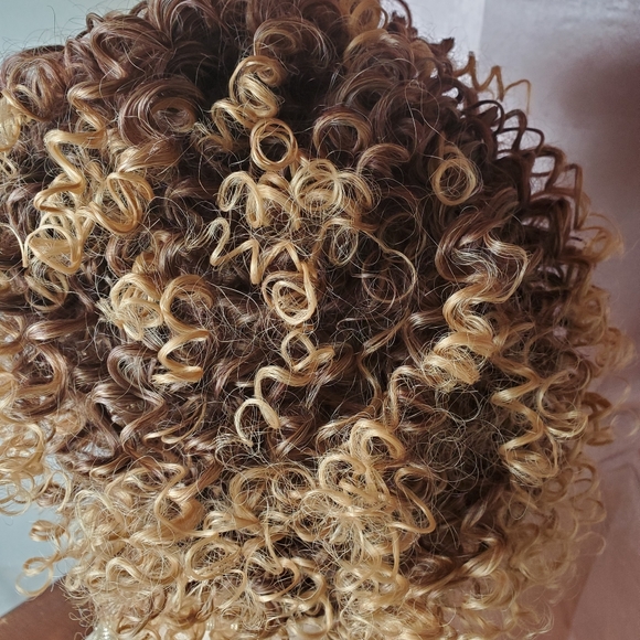 🎉Host Pick🎉 Dirty blonde curly wig🎉 - Picture 8 of 8